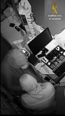 R/ Nota De Prensa Y Fotos