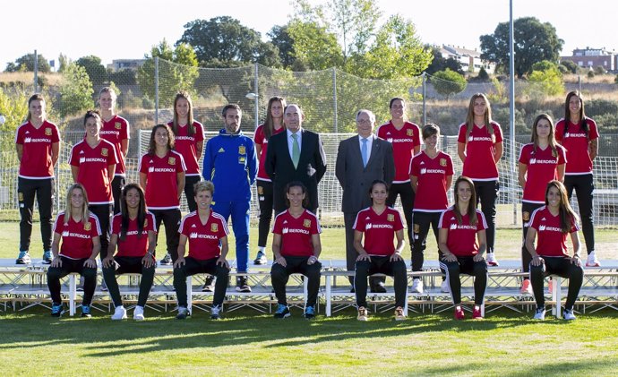 El presidente de Iberdrola, Ignacio Galán, visita a selección femenina de fútbol