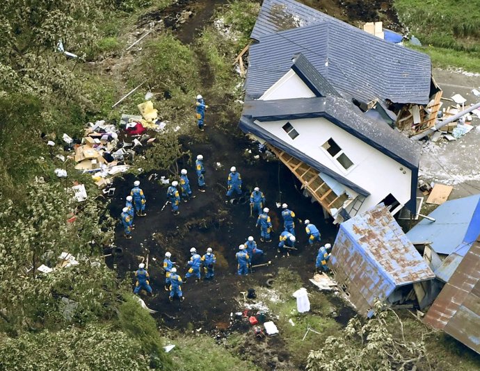 Policías buscan a supervivientes del terremoto en Japón
