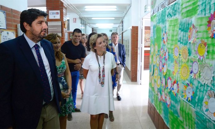 López Miras visita un colegio