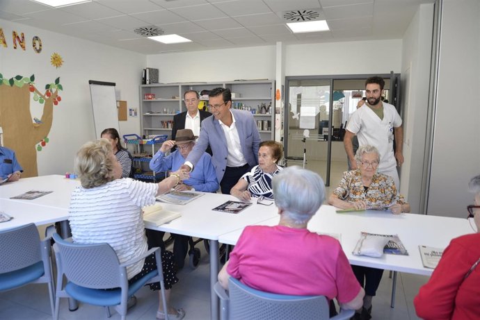 El alcalde saluda a una anciana en la Residencia Fray Leopoldo