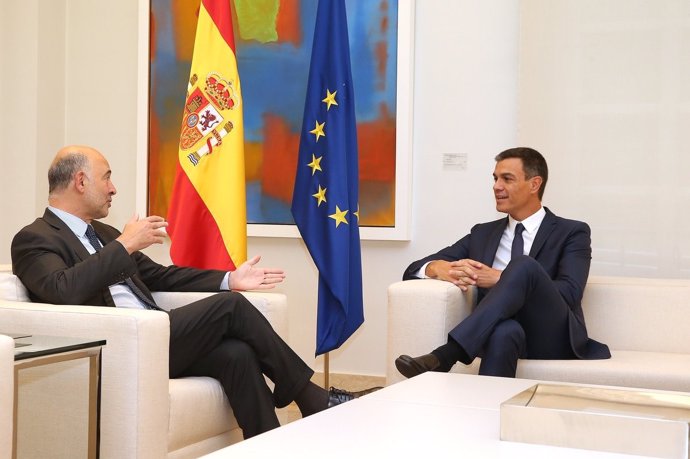 El comisario europeo de Economía, Pierre Moscovici, con Pedro Sánchez