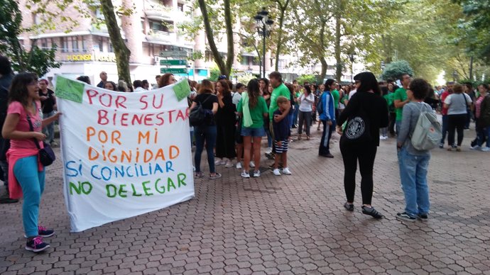 Profesores cántabros concentrados ante Educación en el inicio del curso escolar 