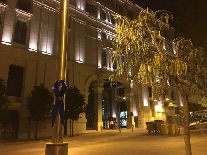 La Policía Municipal de Madrid cuelga lazos azules en protesta 