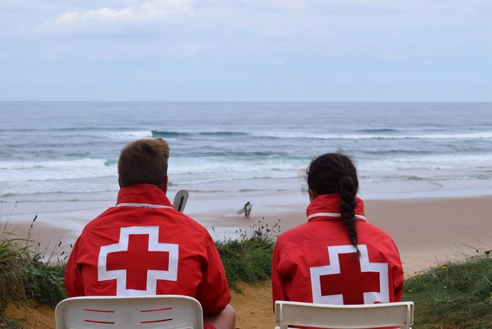 Socorristas de Cruz Roja en las playas de Cantabria 
