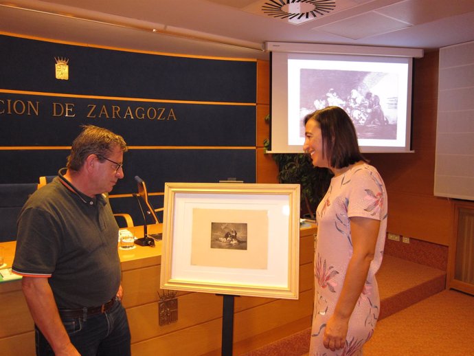 Salueña y Palacín, junto a uno de los grabados de Goya estampados en 1937
