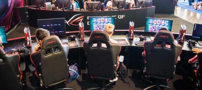 Un grupo de jóvenes juegan a e-Sports