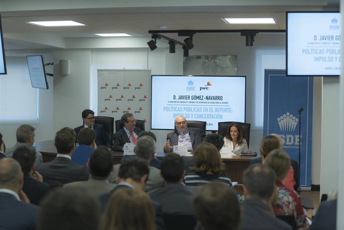 Javier Gómez-Navarro en una conferencia en ISDE 