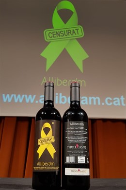 Vi 'Allibera'm' amb un llaç groc a l'etiqueta