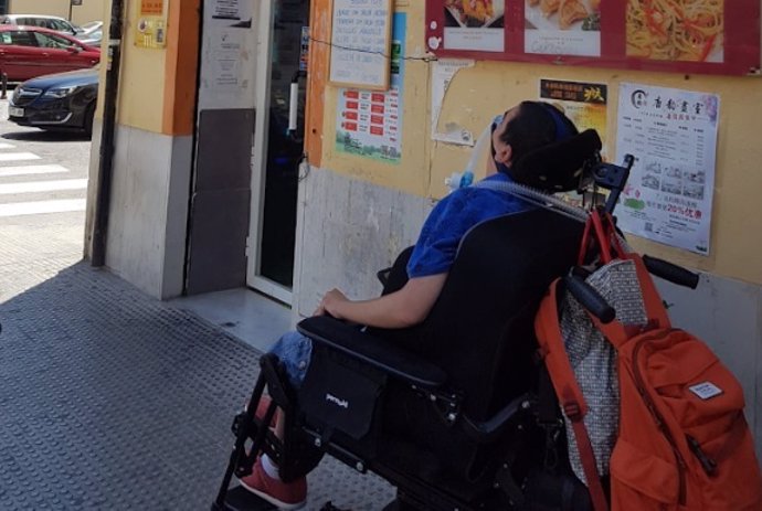 CERMI denuncia que un bar ipide el acceso a uan persona en silla de ruedas