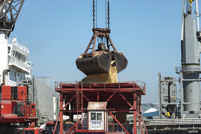 Un vaixell descarrega contingut al Port de Tarragona