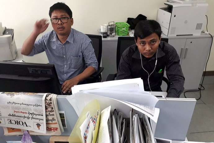 Los periodistas de Reuters Wa Lone (izquierda) y Kyaw Soe Oo (derecha) posan par