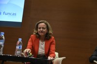 Calviño dice que las negociaciones con Unidos Podemos son "compatibles con la estabilidad presupuestaria"