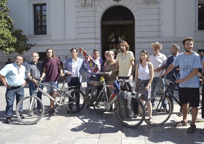 Ciclistas del proyecto Pedaladas por la Vega, con el alcalde, Francisco Cuenca