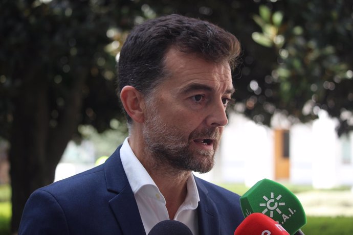 Antonio Maíllo, de IU, atendiendo a los medios