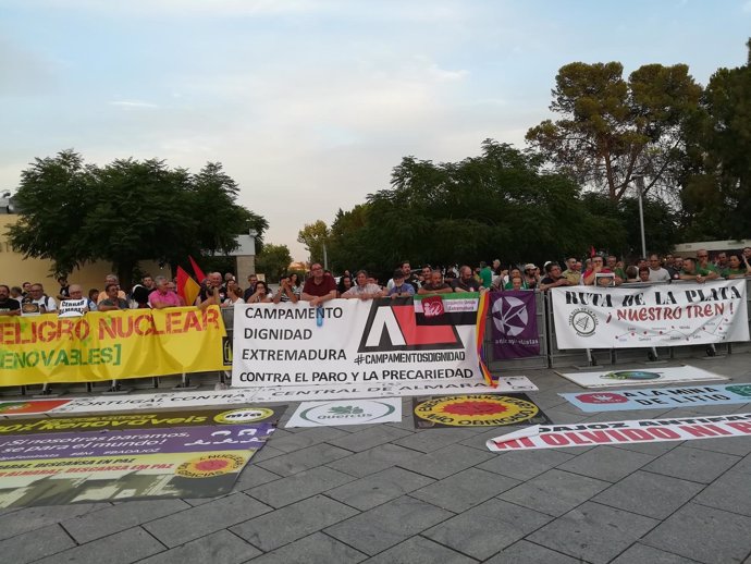 Protesta antes de las medallas de Extremadura