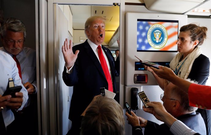 Donald Trump habla con periodistas en el Air Force One