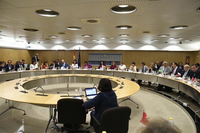 La ministra de Hacienda, María Jesús Montero, y la ministra de Política Territor