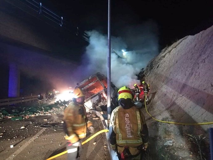Un camión se incendia tras caerse de la A7