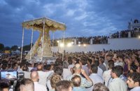 La Virgen del Rocío se recoge en su Ermita tras más de ocho horas de procesión extraordinaria