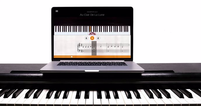 Aplicación Flowkey, piano y ordenador