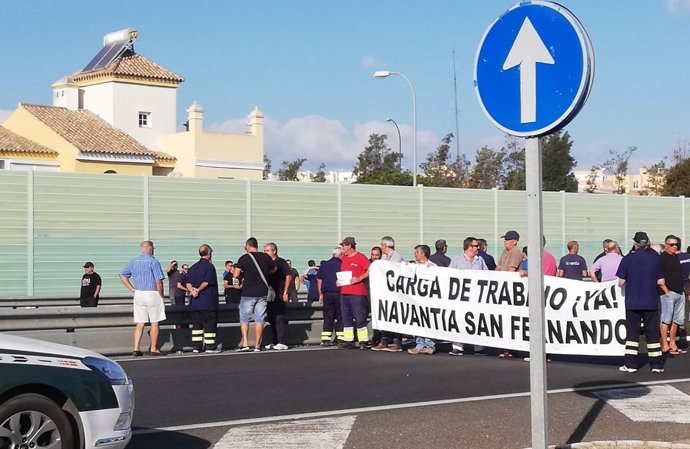 Trabajadores de astilleros cortan la carretera en San Fernando