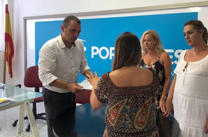 PP Calvià se reúne con la mujer que vive en la playa