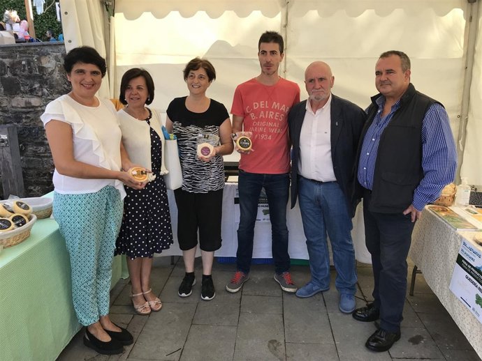 Consejeros con productores de queso en Caso, en el Día de Asturias