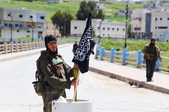 Miliciano del Frente al Nusra tras tomar el control de Jisr al Shughour, Idlib.