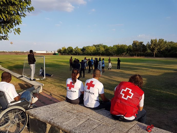 Voluntarios de Cruz Roja junto a los migrantes en Mérida