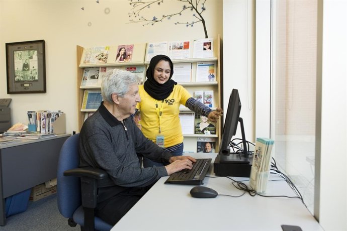 Un anciano con un ordenador