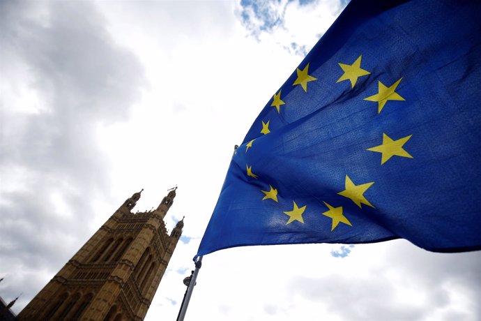Bandera de la UE frente al Parlamento británico