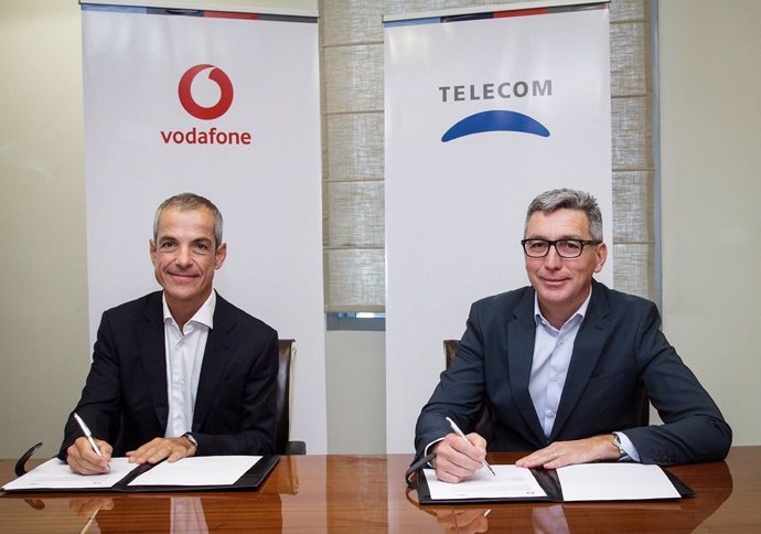 Firma del acuerdo entre Vodafone y Telecom Argentina