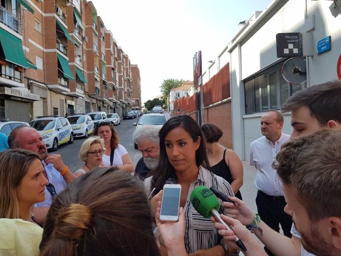 Begoña Villacís atiende a los medios en Vallecas