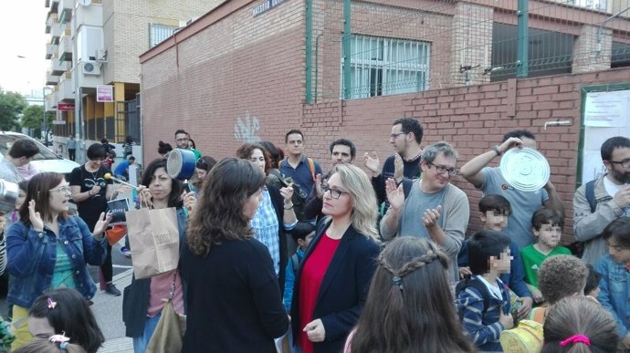 Movilización del AMPA del colegio Sor Ángela de la Cruz de Sevilla