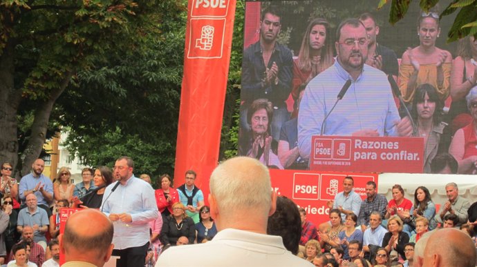 El secretario general de la FSA-PSOE, Adrián Barbón