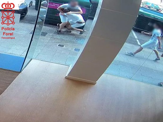 Imágenes de la agresión captada por una cámara de seguridad