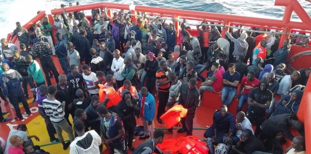 Migrantes en el buque 'Luz de Mar'