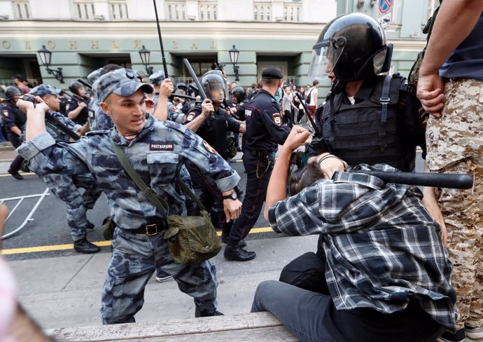 Policías rusos cargando contra una manifestación 