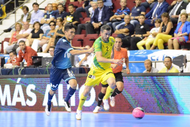 Mauricio Guterres, jugador del Jaén Paraíso Interior, disputa un balón suelto