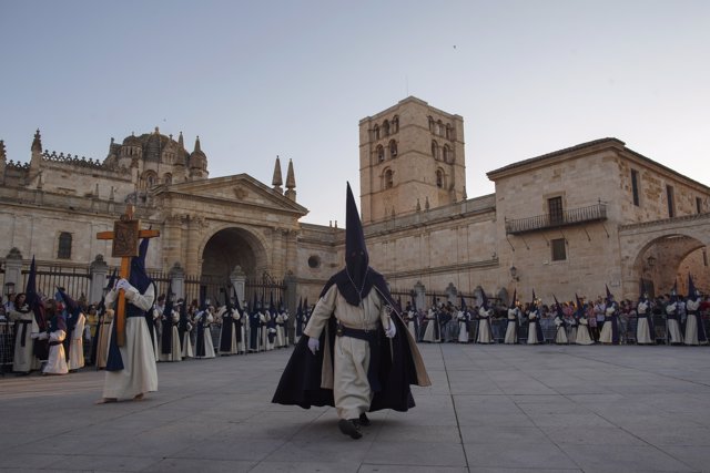 Penitentes en Semana Santa en la catedral de Zamora 
