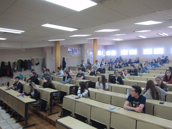 Los estudiantes extremeños vuelven a las aulas a repetir la EBAU               