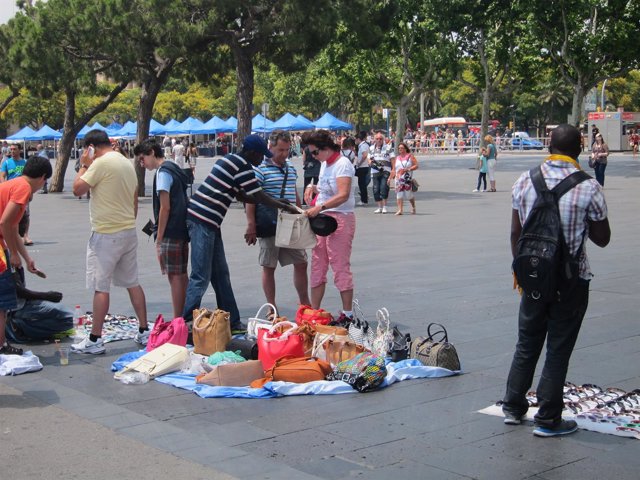 Manteros en la zona portuaria de Barcelona