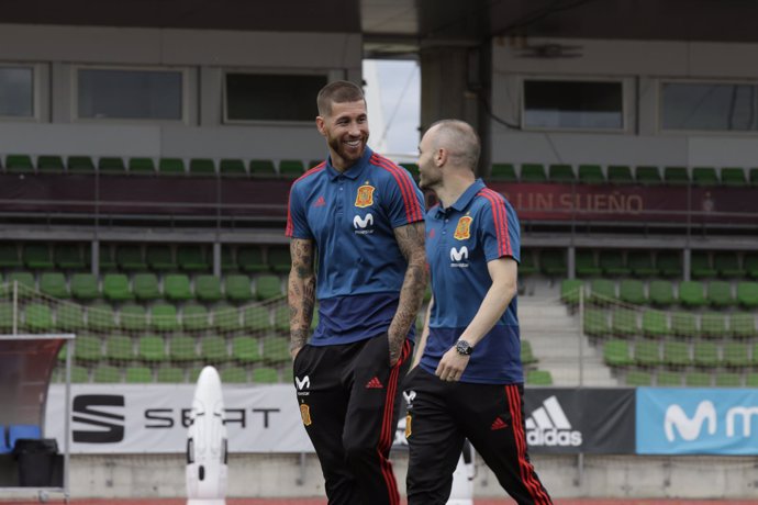 Sergio Ramos e Iniesta antes de la despedida de la selección