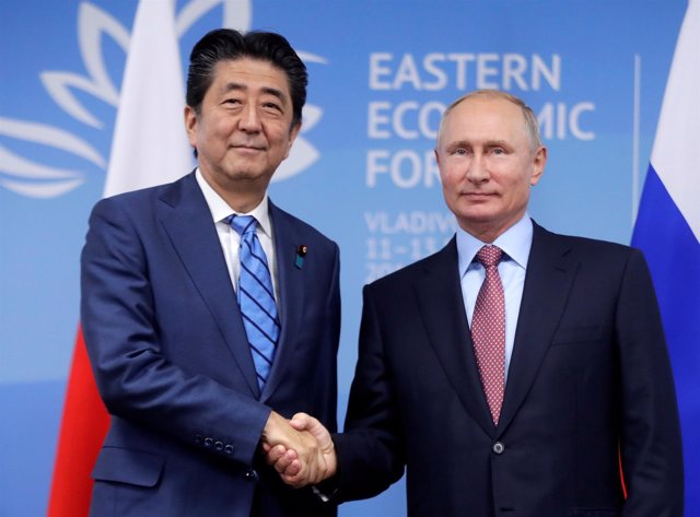 Putin y Abe se estrechan la mano durante una reunión en Vladivostok (Rusia)