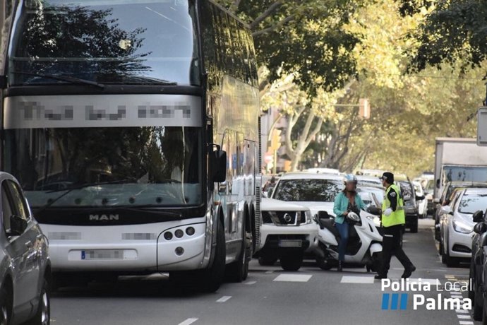 Policía regulando el tráfico