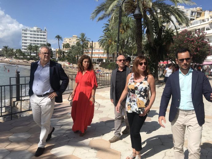 ARmengol visita el paseo de Figueretes en Ibiza