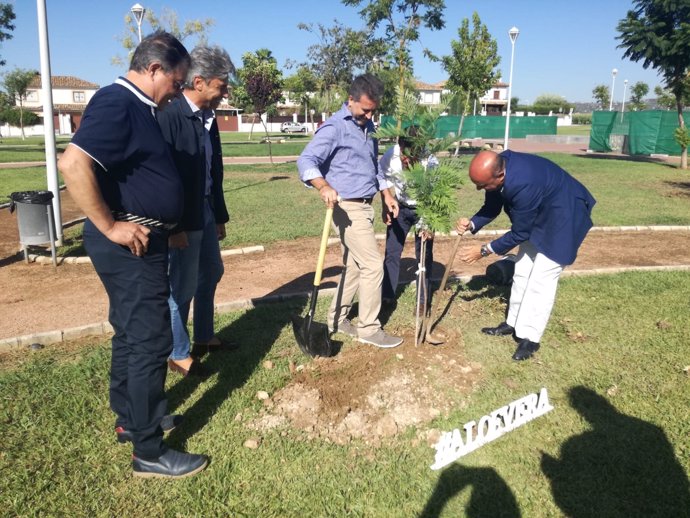 Sánches y Peinado plantan uno de los árboles