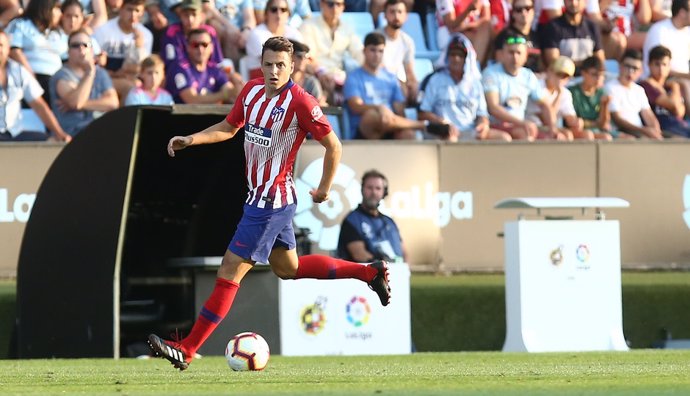 Santiago Arias corre con el balón en el Celta-Atlético