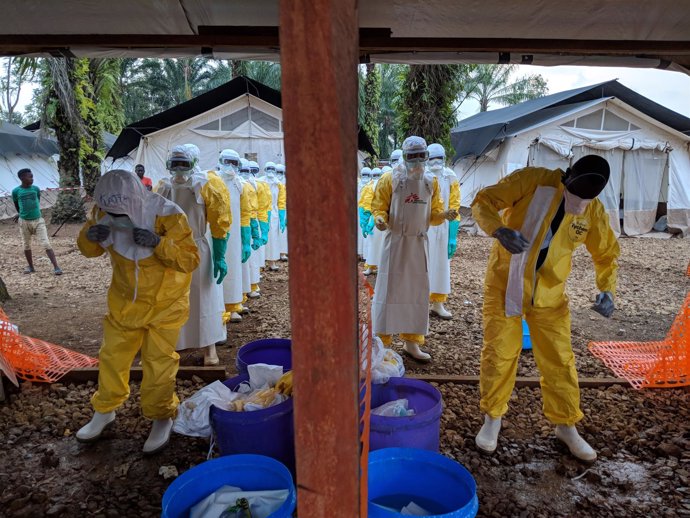 Un equipo de tratamiento contra el ébola en RDC